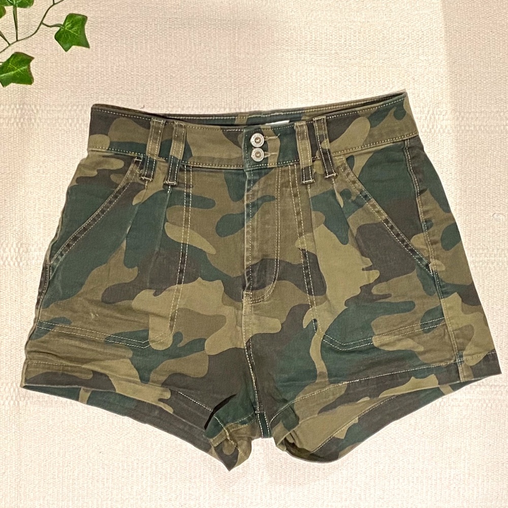 Hollister Khaki Camo Cargo Shorts